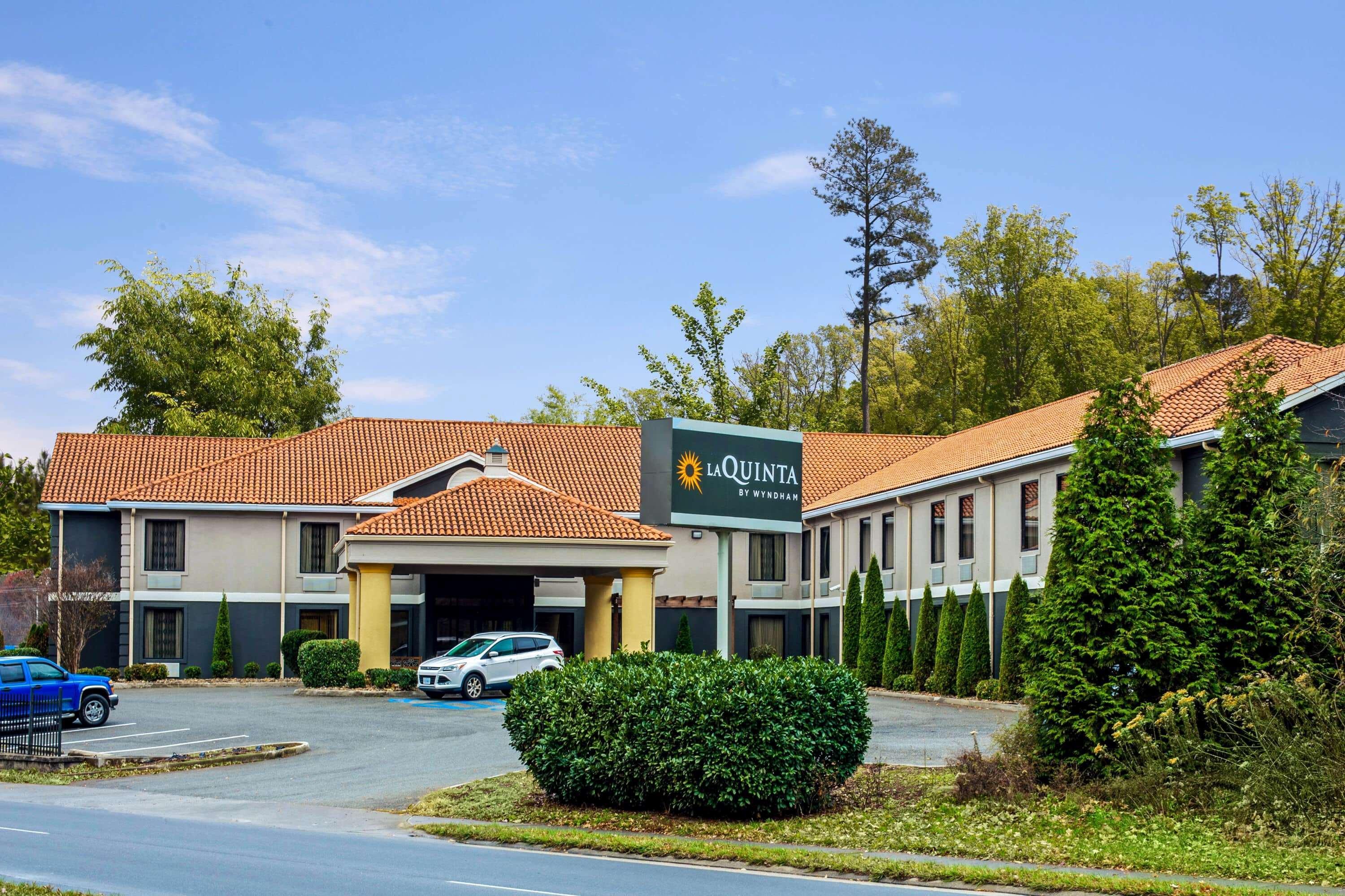 La Quinta Inn By Wyndham Radford Exterior photo