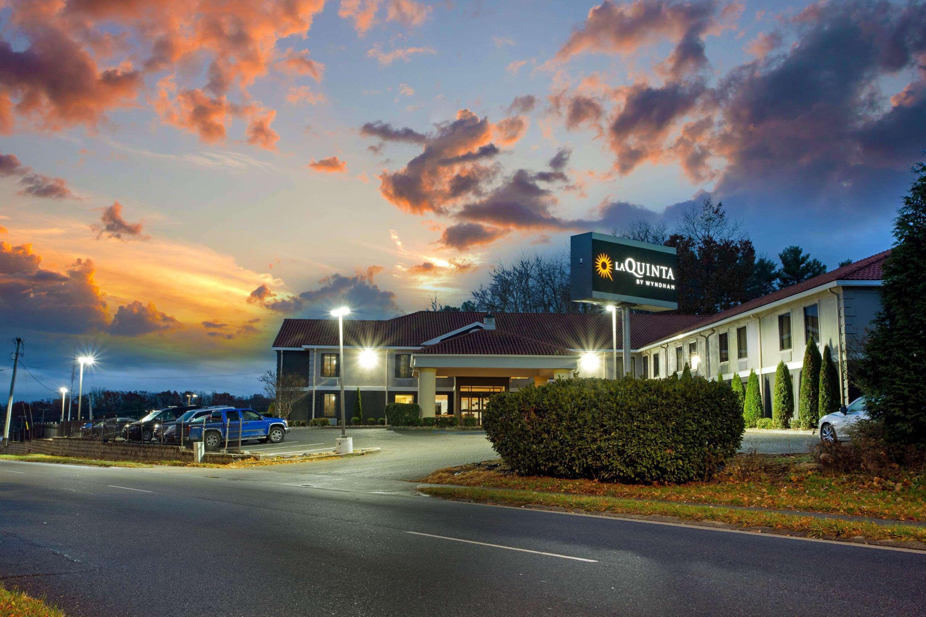 La Quinta Inn By Wyndham Radford Exterior photo