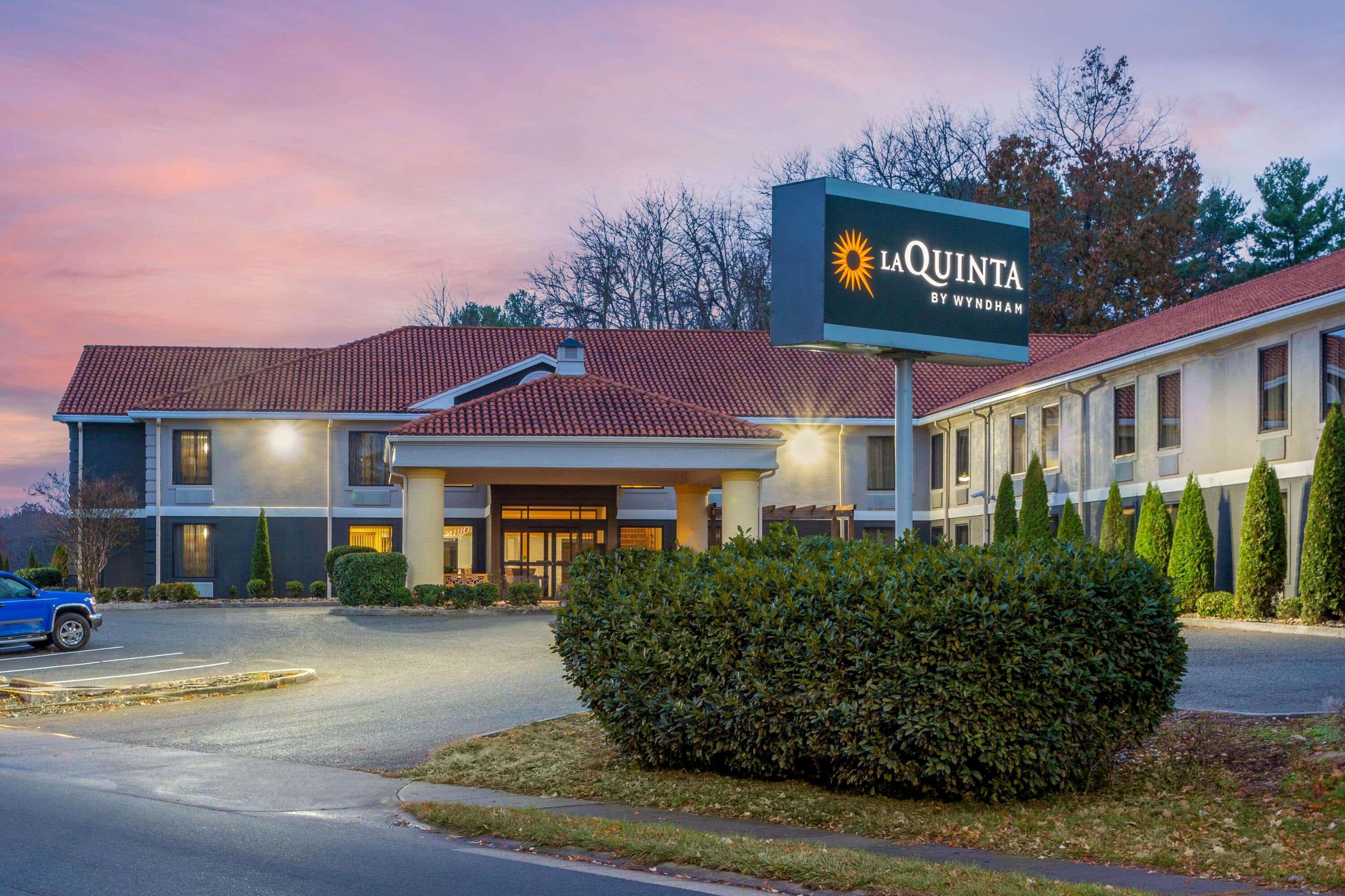 La Quinta Inn By Wyndham Radford Exterior photo