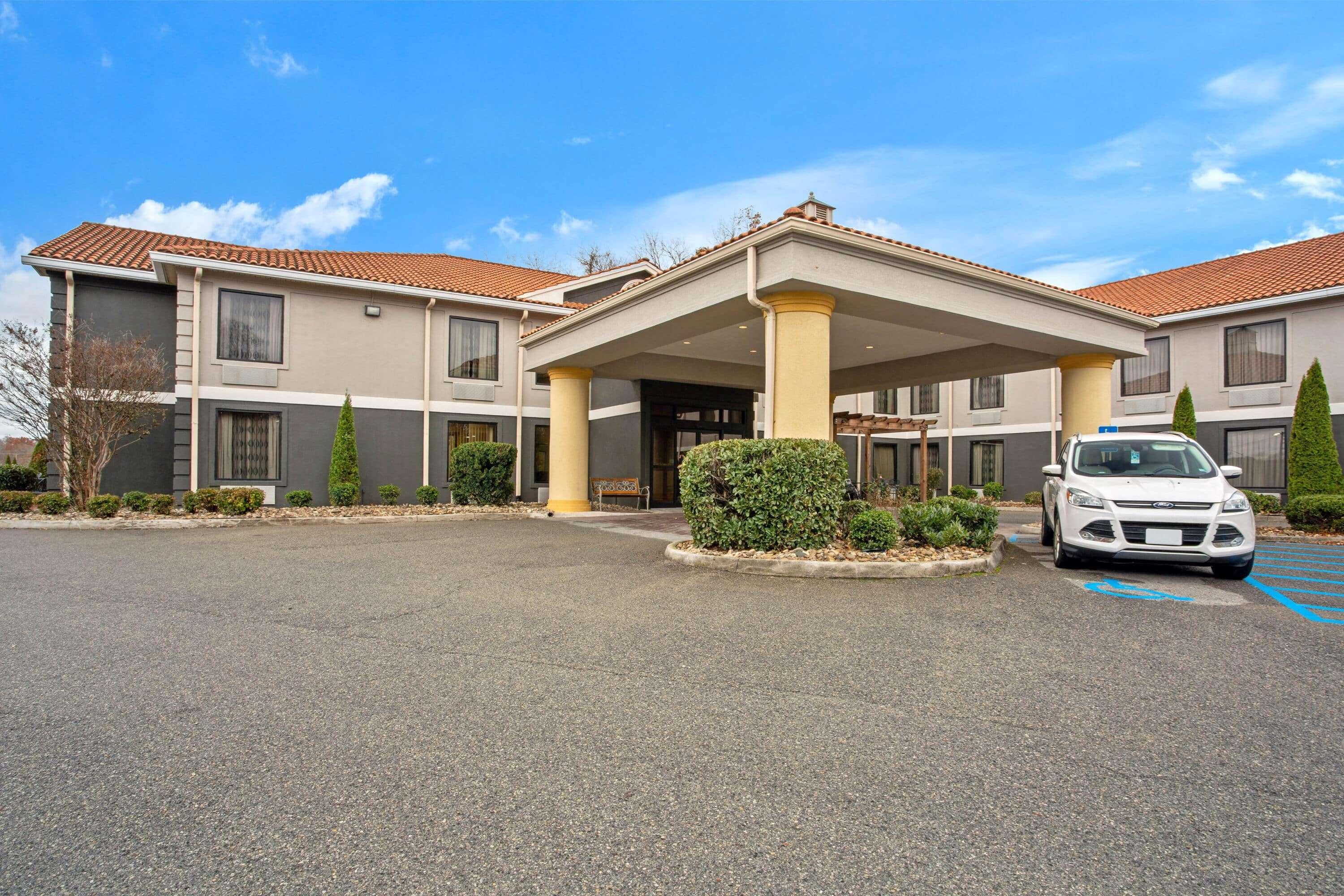 La Quinta Inn By Wyndham Radford Exterior photo