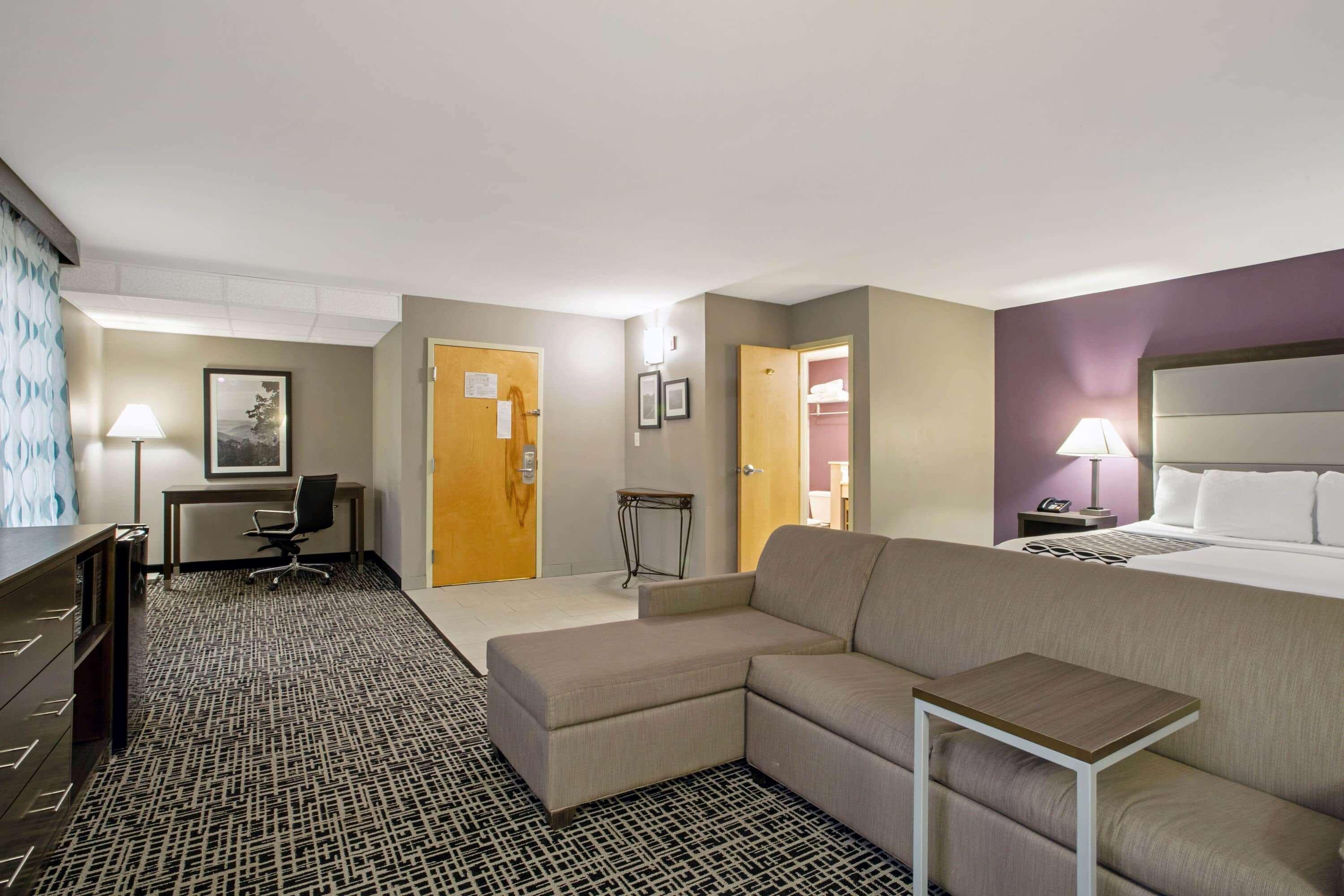 La Quinta Inn By Wyndham Radford Exterior photo