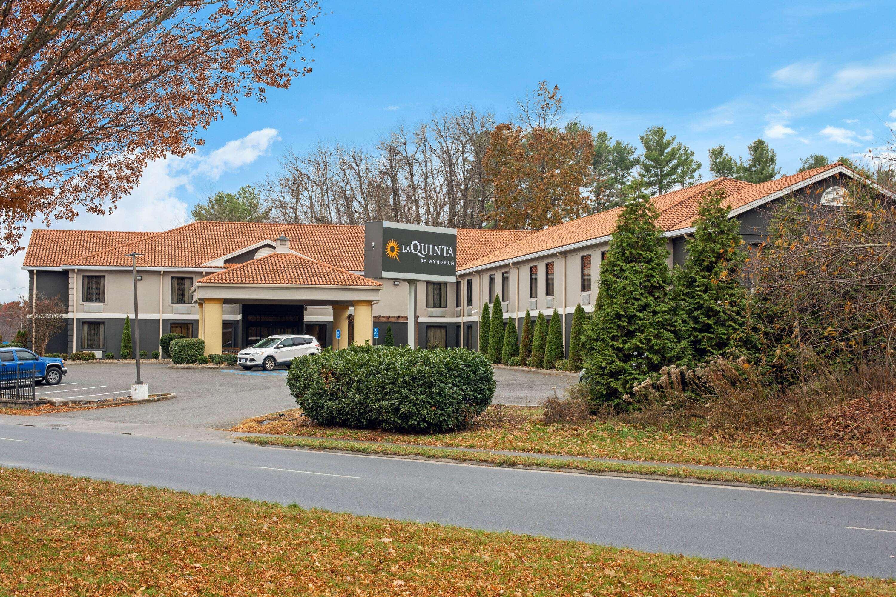 La Quinta Inn By Wyndham Radford Exterior photo