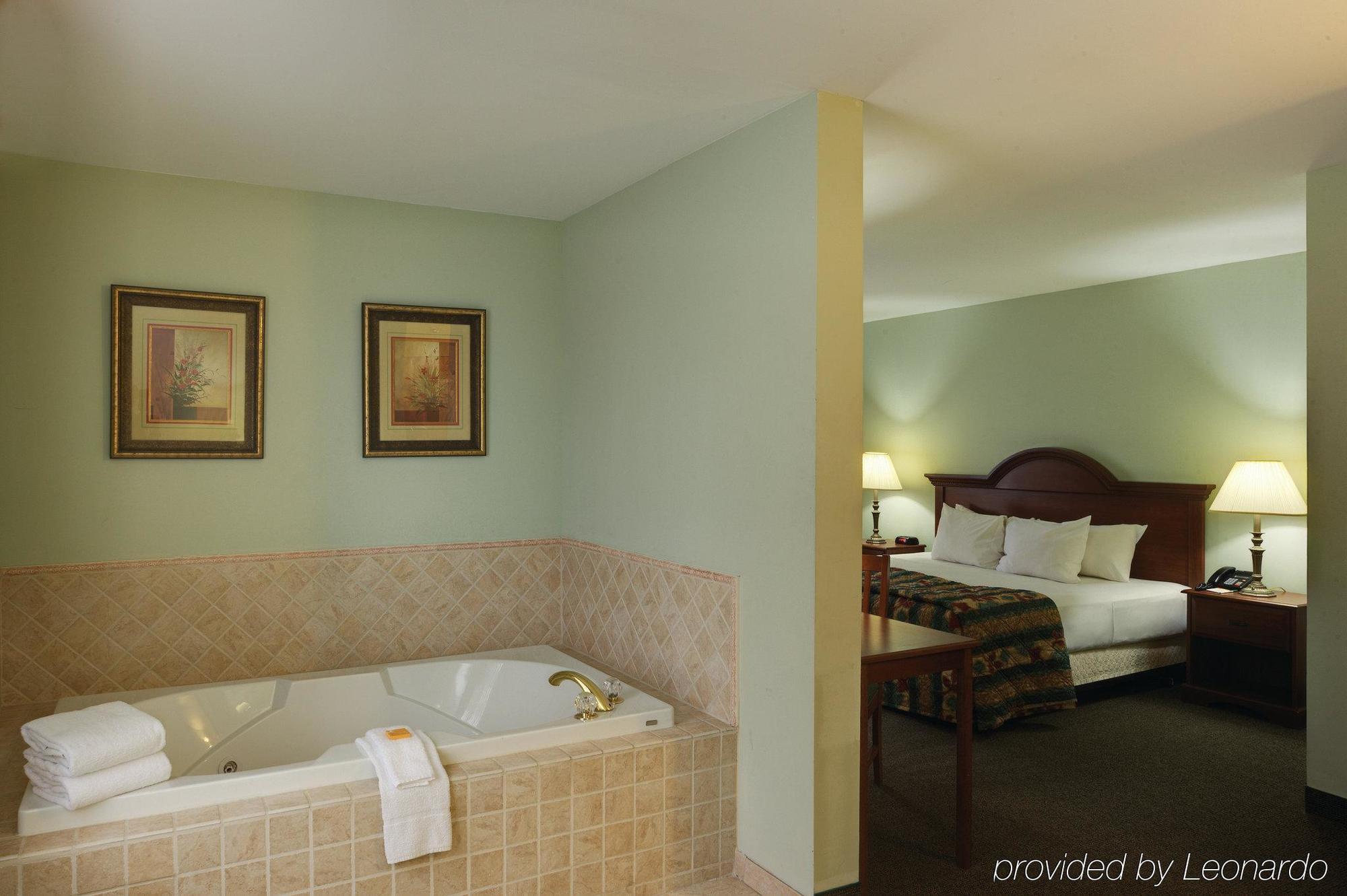 La Quinta Inn By Wyndham Radford Exterior photo