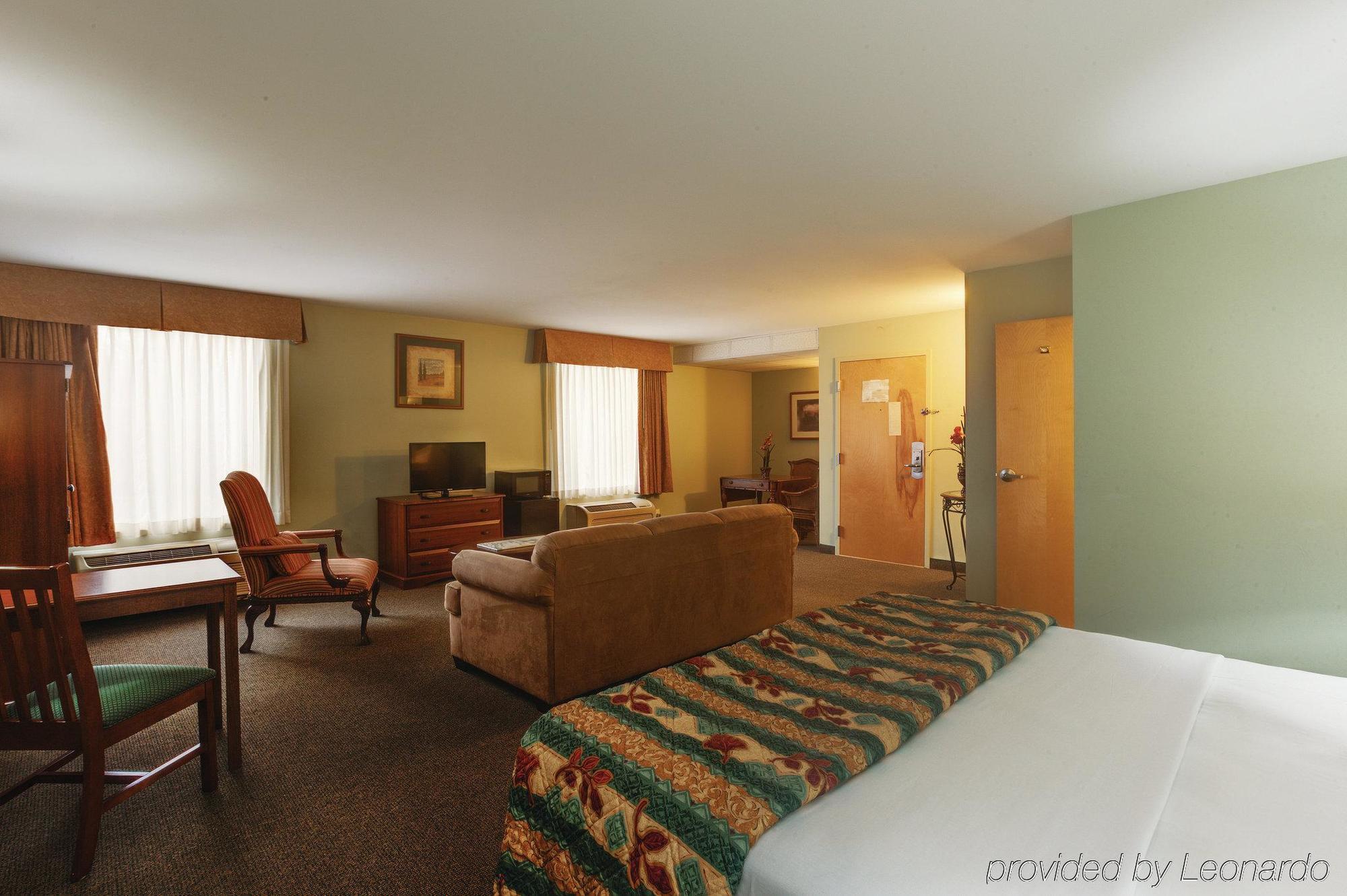 La Quinta Inn By Wyndham Radford Exterior photo