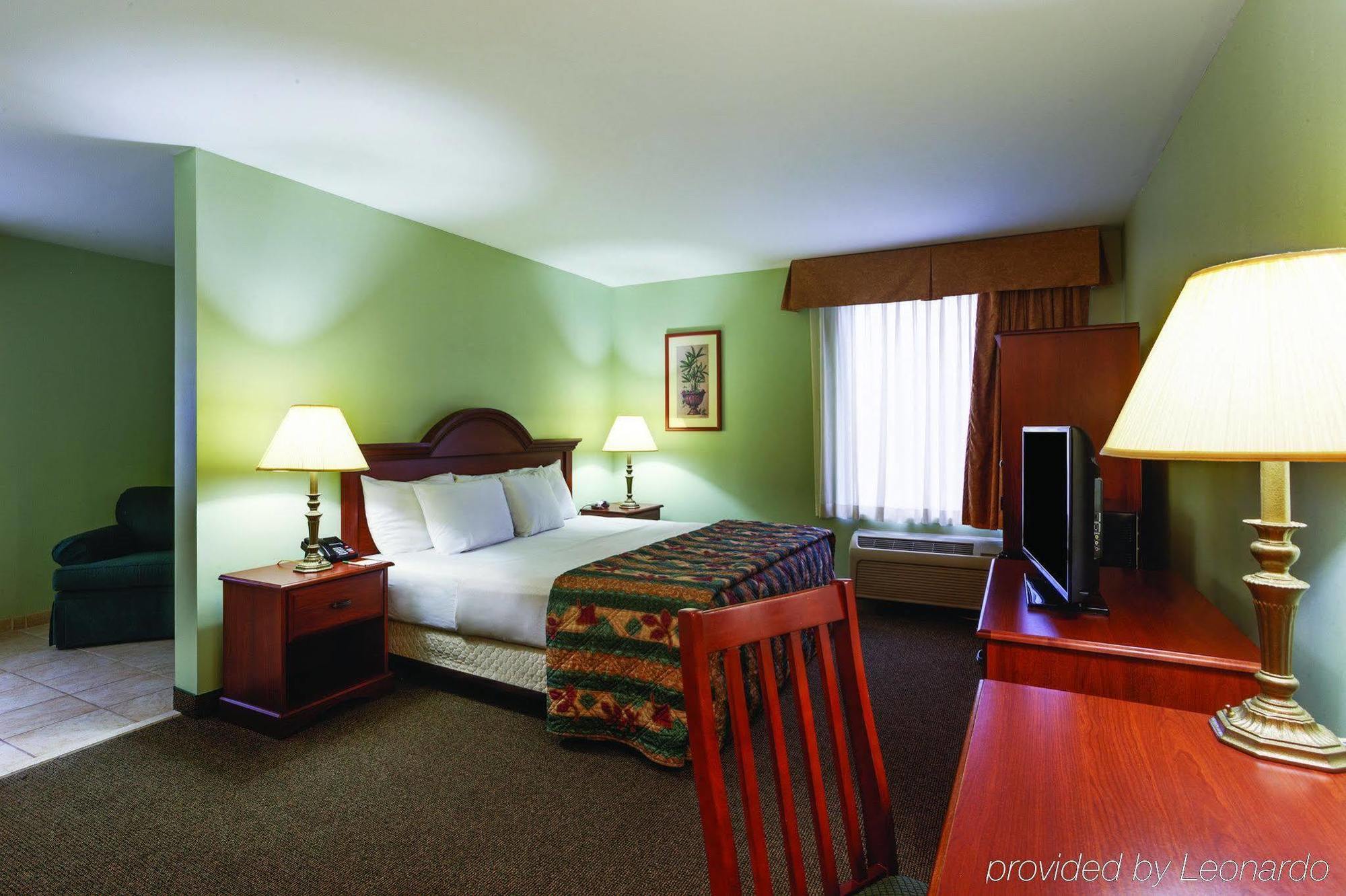 La Quinta Inn By Wyndham Radford Exterior photo