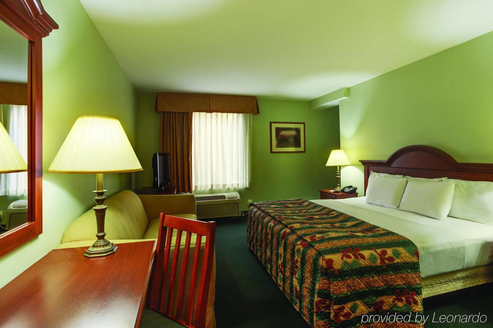 La Quinta Inn By Wyndham Radford Exterior photo