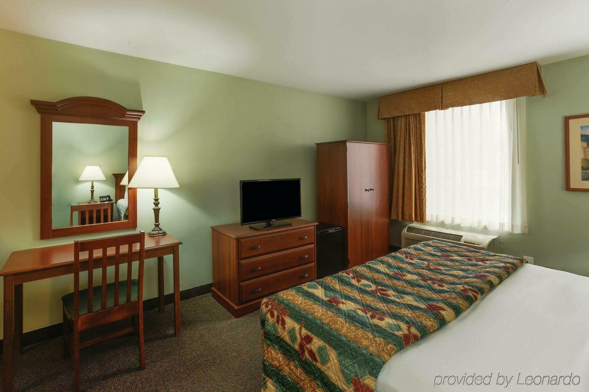 La Quinta Inn By Wyndham Radford Exterior photo